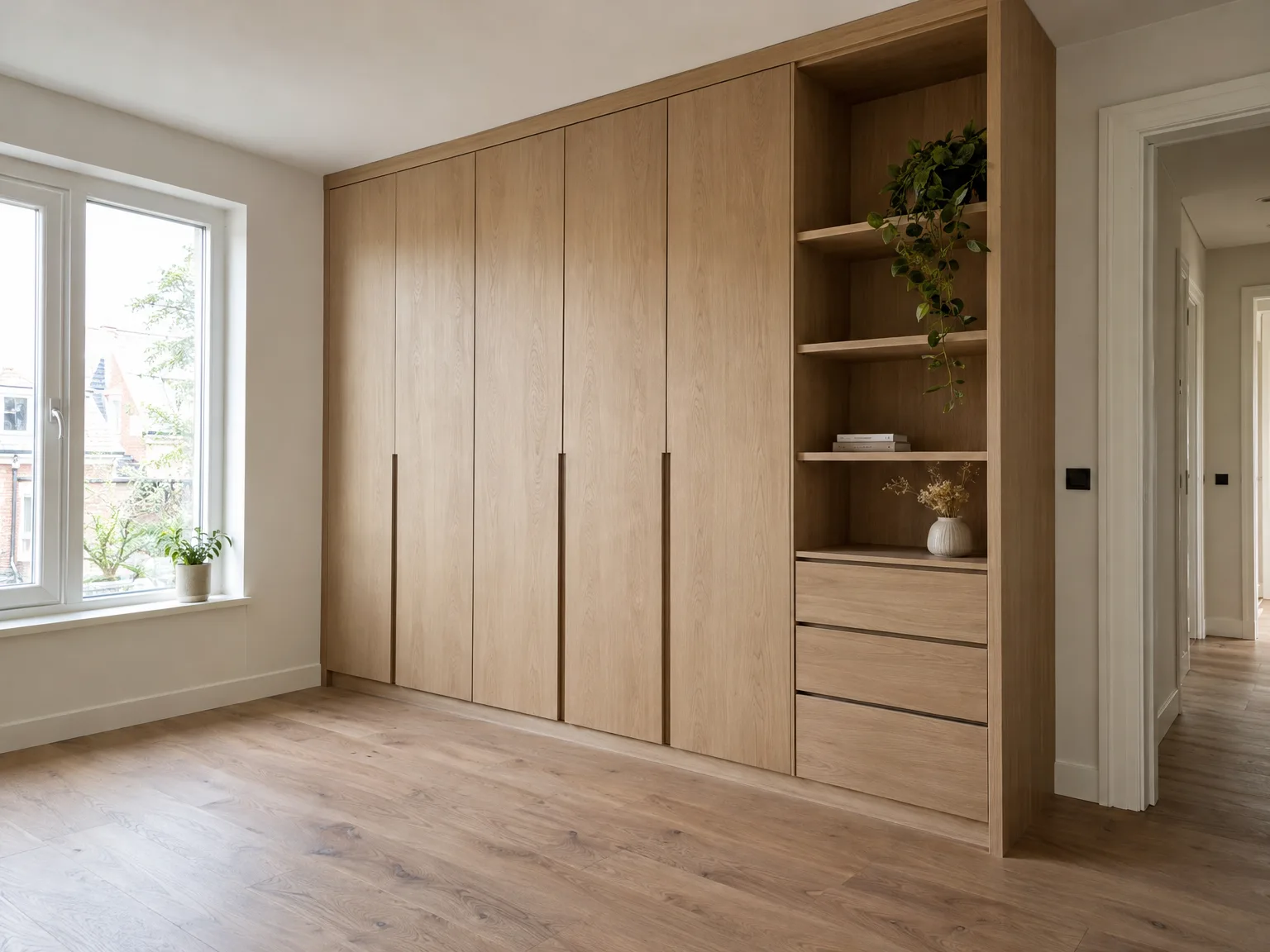 Maatwerk houten inbouwkast met gesloten kasten en open planken in moderne slaapkamer