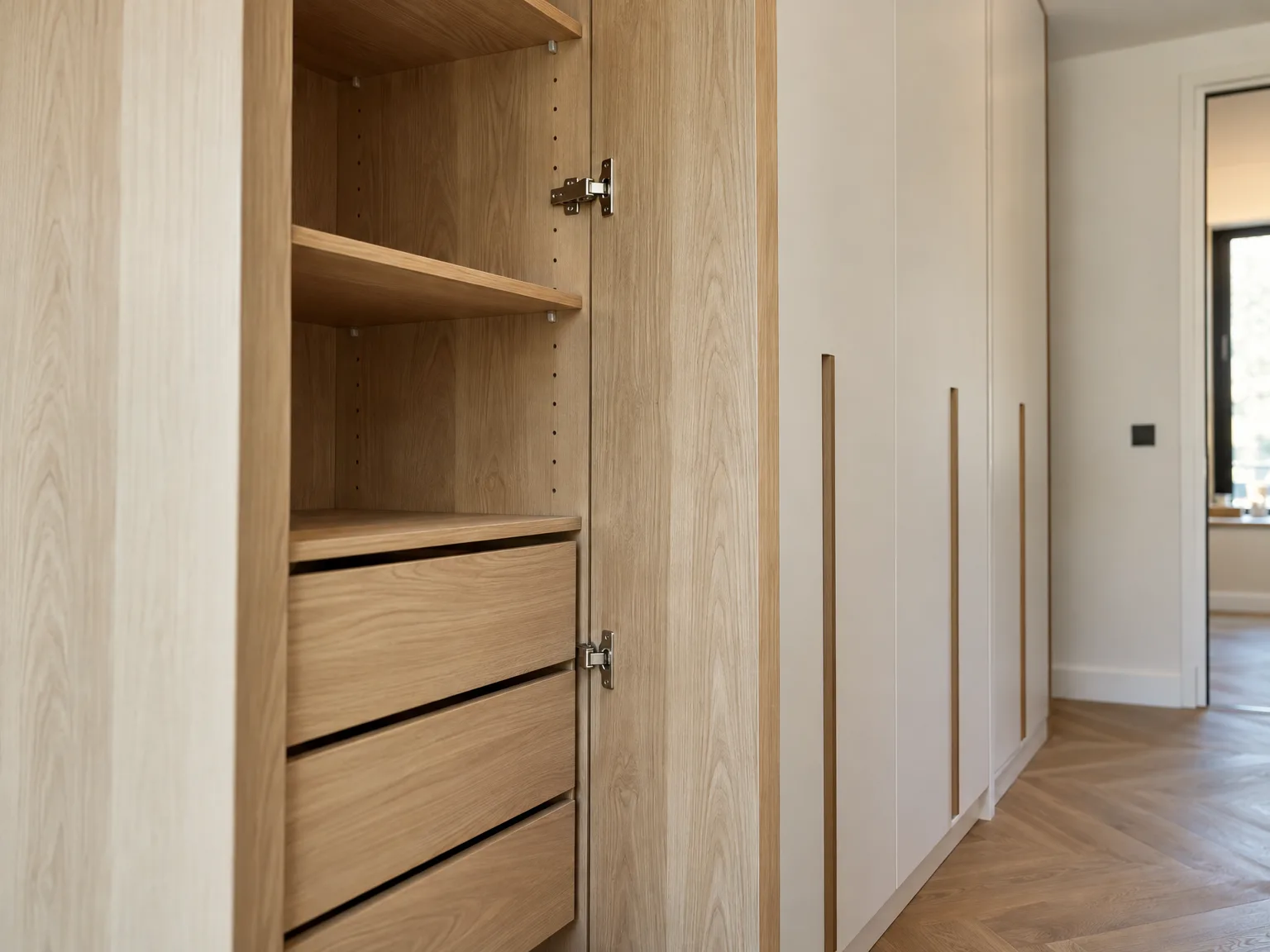 Houten inbouwkasten met open deuren, planken en lades in natuurlijk hout