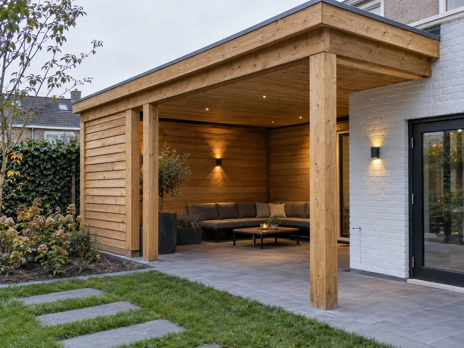 Houten overkapping met dakspanten, ingebouwde verlichting en lounge zithoek