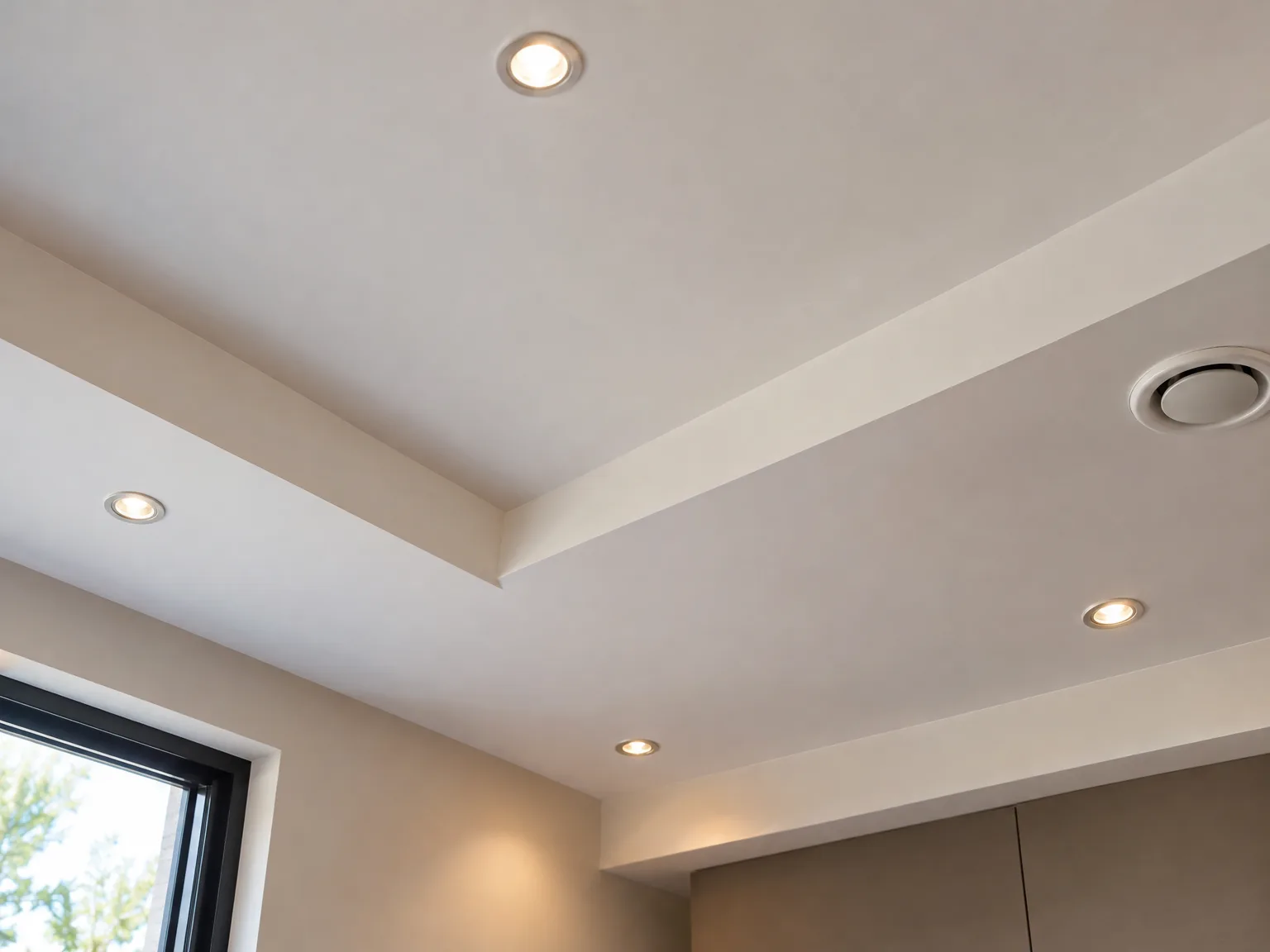Verlaagd plafond van gipsplaat met inbouwspots en moderne strakke afwerking